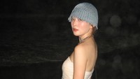 Malam hari Seulgi Red Velvet main ke pantai Bali. (Foto: dok Instagram hi_sseulgi)