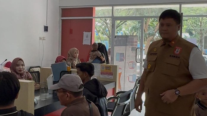 Sekda Banyuasin Erwin Ibrahim melakukan sidak ke gerai layanan masyarakat di kawasan OPI Mall