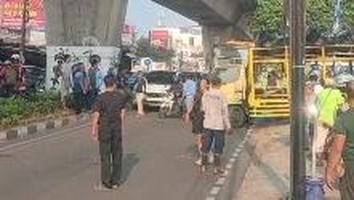 Situasi lalu lintas akibat truk gangguan di Seskoal Jaksel