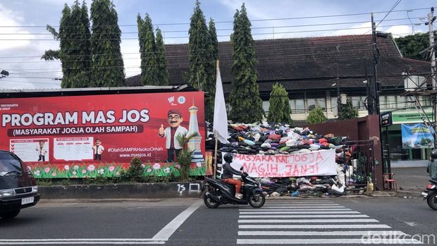 Spanduk 'Nagih Janji' di gunungan sampah depo Jalan Katamso, Jogja, Selasa (16/9/2025).