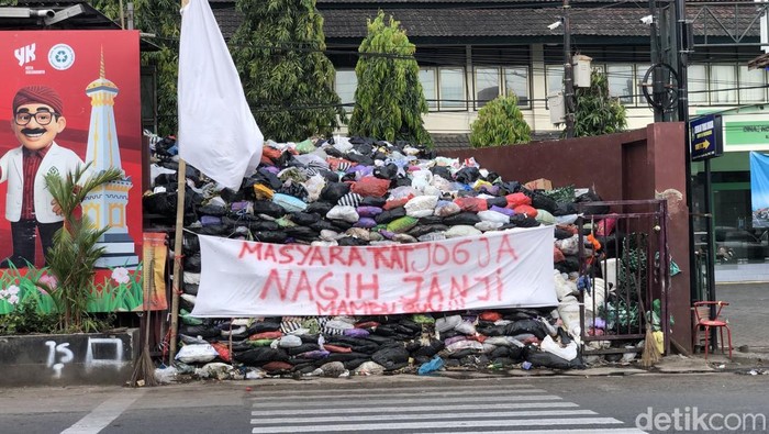 Spanduk Nagih Janji di gunungan sampah depo Jalan Katamso, Jogja, Selasa (16/9/2025).