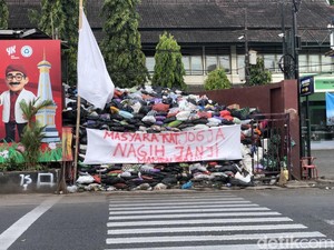 Muncul Spanduk Nagih Janji di Gunungan Sampah Depo Katamso Jogja