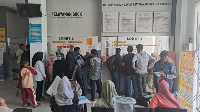 Suasana antrean layanan SKCK di Polres Bone.