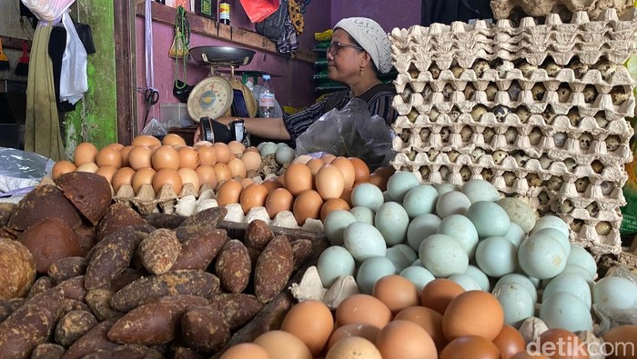 Suasana pedagang telur di Pasar Lakessi Parepare saat momen maulid nabi.