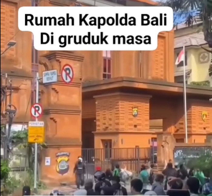 Tangkapan layar video dengan narasi hoaks rumah Kapolda Bali digeruduk massa.