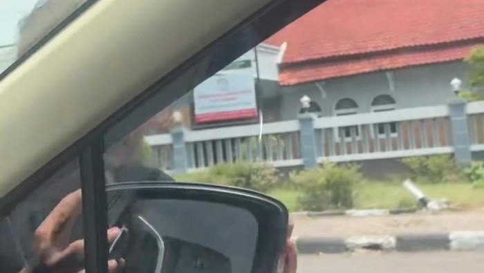 Tangkapan layar video yang merekam kejadian seorang pria diduga sengaja menabrakkan diri ke mobil di Cirebon/