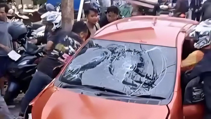 Tangkapan layar viral mobil diamuk massa di Bogor