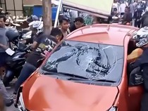 Mobil Ugal-ugalan Seruduk 3 Motor Berakhir Diamuk Massa di Bogor