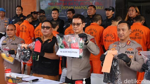 Sejumlah barang bukti berupa botol kaca dan amunisi gas air mata ditunjukkan saat konferensi pers di Mapolda Bali, Selasa (16/9/2025).