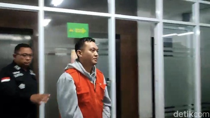 Salah satu tersangka korupsi PT Sritex dilimpahkan di Kejati Jteng, Kecamatan Semarang Selatan, Kota Semarang, Selasa (16/9/2025).