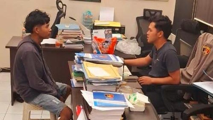 Tersangka yang diamankan sedang menjalani pemeriksaan