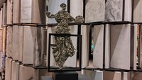 The Square and Dance adalah buatan Dolorosa Sinaga pada tahun 2025 dengan bahan aluminium foil yang dikeraskan dengan getah dan dicoat warga abu-abu besi. Karya berukuran 29 x 7 x 52 cm ini ditawarkan dengan harga Rp 67 juta (dok. Qonita Hamidah/detik travel)