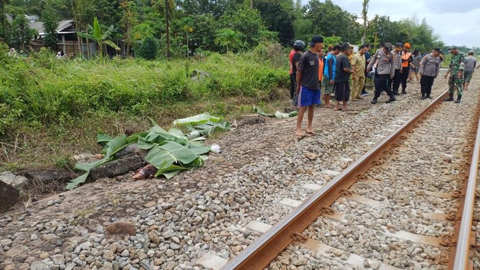 TKP perempuan muda tabrakkan diri ke kereta api di Blitar