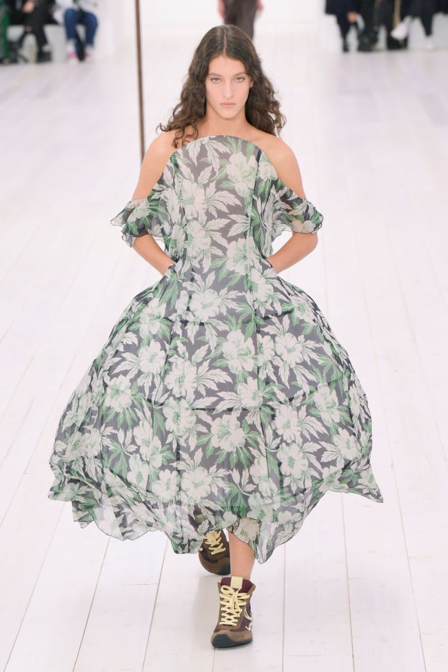 Model on the runway at Loewe RTW Spring 2025 as part of Paris Ready to Wear Fashion Week on September 27, 2024 in Paris, France.  (Photo by Giovanni Giannoni/WWD via Getty Images)