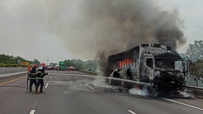 Truk ekspedisi terbakar di Tol Cipali