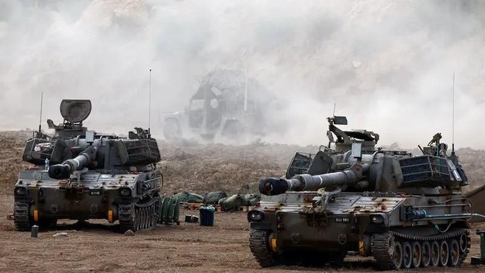 Israeli mobile artillery units stand near the Israel-Gaza border, in Israel September 16, 2025. (Reuters)