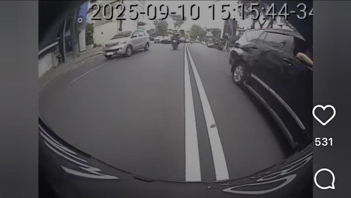 Video viral aksi pengendara mobil pindah lajur sembarangan di kawasan Jalan Basuki Rahmat Surabaya.