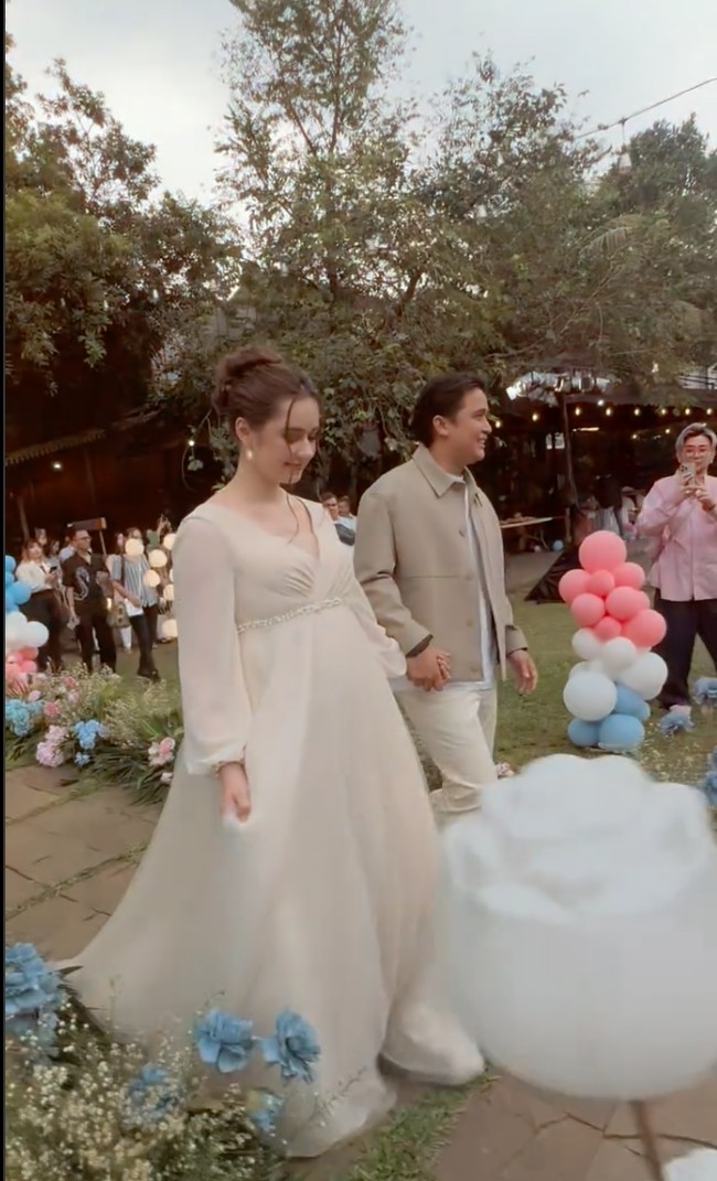 Billy Syahputra dan Vika Kolesnaya baru saja menggelar acara gender reveal meriah untuk anak pertama mereka. Di acara tersebut keduanya tampil kompak kenakan busana bernuansa kecoklatan. Foto: Instagram/@shantydenny