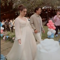 Billy Syahputra dan Vika Kolesnaya baru saja menggelar acara gender reveal meriah untuk anak pertama mereka. Di acara tersebut keduanya tampil kompak kenakan busana bernuansa kecoklatan. Foto: Instagram/@shantydenny