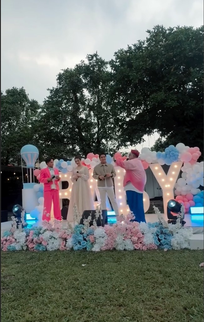 Acara digelar secara outdoor dengan dekorasi bernuansa putih, pink, dan biru. Panggung acara dihiasi dengan bunga dan balon serta tulisan Baby. Foto: Instagram/@shantydenny