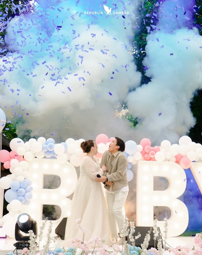 Acara inti berisi pengumuman mengenai jenis kelamin bayi yang sedang dikandung Vika. Asap biru yang keluar menandakan jika calon anak pertama Vika dan Billy berjenis kelamin laki-laki. Foto: Instagram/@vika.kolesnaya