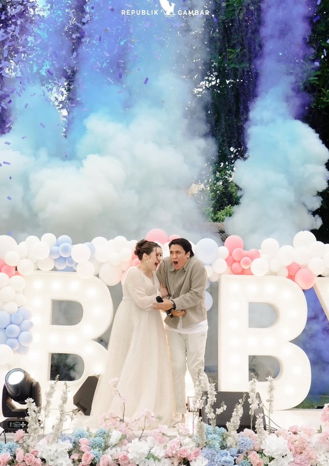 Terlihat Vika dan Billy yang terkejut saat asap berwarna ditembakkan ke udara. Keduanya tampak saling berpegangan sambil memperlihatkan ekspresi wajah terkejut. Foto: Instagram/@vika.kolesnaya