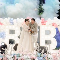 Terlihat Vika dan Billy yang terkejut saat asap berwarna ditembakkan ke udara. Keduanya tampak saling berpegangan sambil memperlihatkan ekspresi wajah terkejut. Foto: Instagram/@vika.kolesnaya