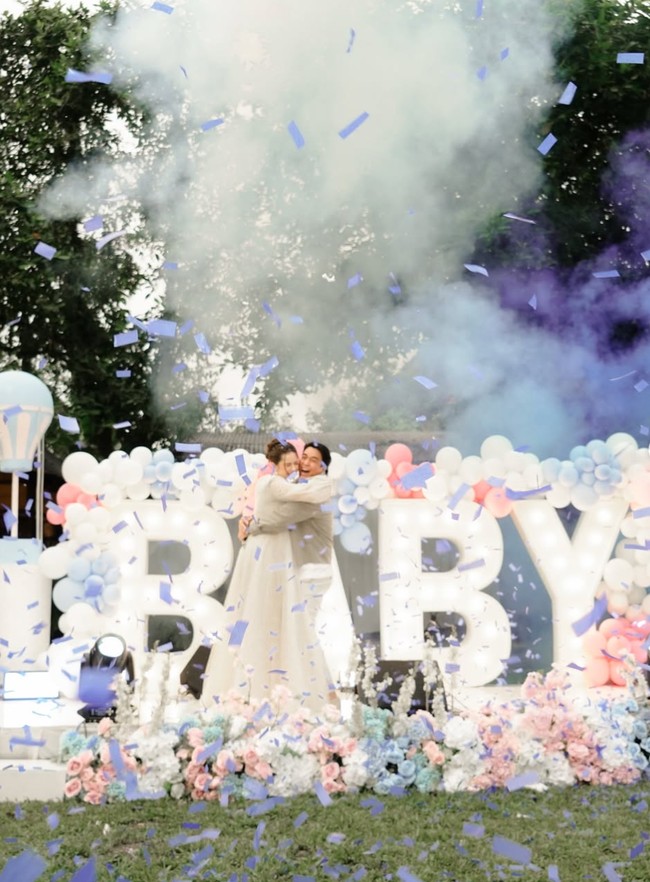 Mengetahui akan segera memiliki anak laki-laki, keduanya terlihat begitu bahagia dan langsung berpelukan. It’s a boy. We are waiting for you, our lovely child, tulis Vika dalam unggahannya. Foto: Instagram/@vika.kolesnaya