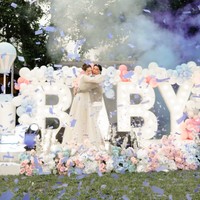 Mengetahui akan segera memiliki anak laki-laki, keduanya terlihat begitu bahagia dan langsung berpelukan. It’s a boy. We are waiting for you, our lovely child, tulis Vika dalam unggahannya. Foto: Instagram/@vika.kolesnaya