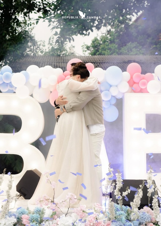 Sebelumnya Vika dan Billy baru mengumumkan kabar kehamilannya melalui akun Instagram pada 5 September lalu. Dalam sebuah video singkat, Vika dan Billy yang kompak kenakan topi hitam bertuliskan Mom & Dad tampak memamerkan foto hasil USG. Foto: Instagram/@vika.kolesnaya