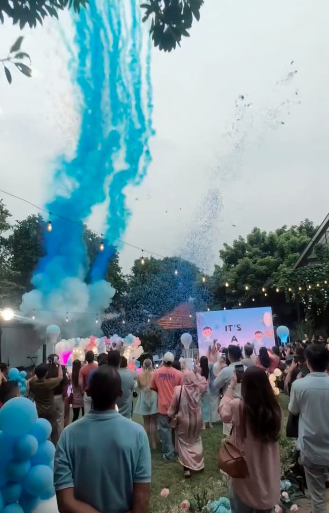 Acara gender reveal Vika dan Billy meriah dan ramai dihadiri keluarga serta rekan-rekan artis. Para tamu undangan yang hadir turut mengabadikan momen meriah acara gender reveal tersebut. Foto: Instagram/@shantydenny
