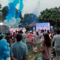 Acara gender reveal Vika dan Billy meriah dan ramai dihadiri keluarga serta rekan-rekan artis. Para tamu undangan yang hadir turut mengabadikan momen meriah acara gender reveal tersebut. Foto: Instagram/@shantydenny