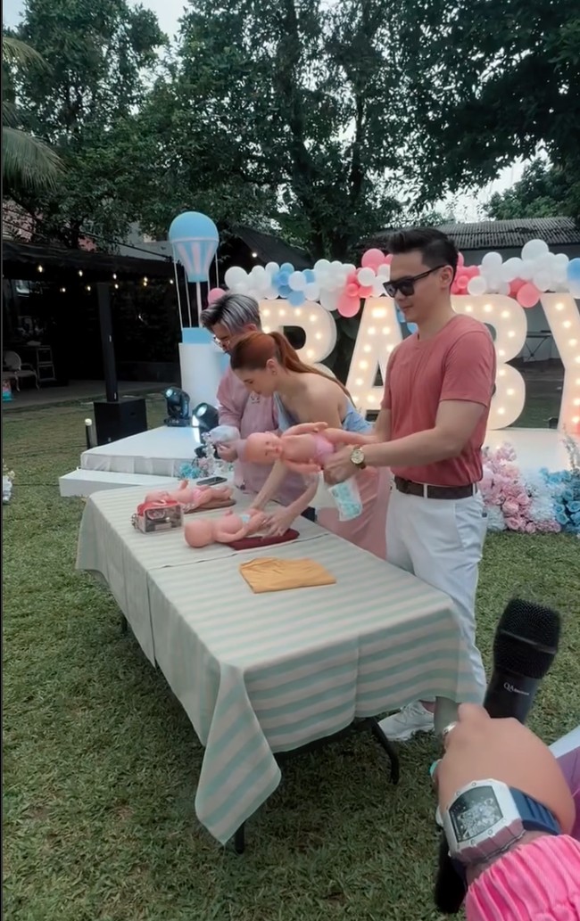 Berbagai games seru dan menarik seputar bayi juga disediakan untuk menghibur para tamu undangan. Salah satunya lomba memakaikan popok pada boneka bayi. Foto: Instagram/@shantydenny