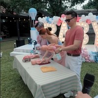 Berbagai games seru dan menarik seputar bayi juga disediakan untuk menghibur para tamu undangan. Salah satunya lomba memakaikan popok pada boneka bayi. Foto: Instagram/@shantydenny