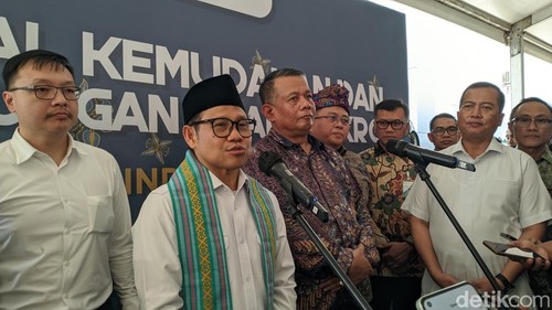 Wakil Menteri UMKM, Helvi Moraza bersama Direktur Utama BPJS Ketenagakerjaan, Pramudya Iriawan Buntoro serta Menteri Koordinator Pemberdayaan Masyarakat, Muhaimin Iskandar saat konferensi di Poltekpar Lombok, Selasa (16/9/2025).