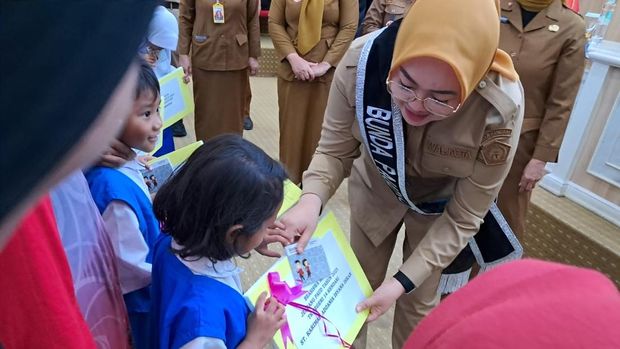 Wali Kota Kendari Siska Karina Imran menyerahkan beasiswa bagi siswa PAUD.