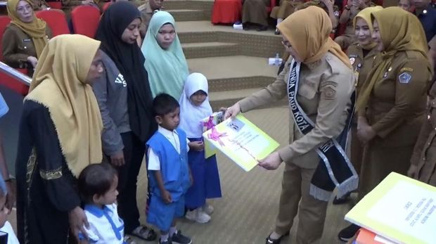 Wali Kota Kendari Siska Karina Imran menyerahkan beasiswa bagi siswa PAUD.