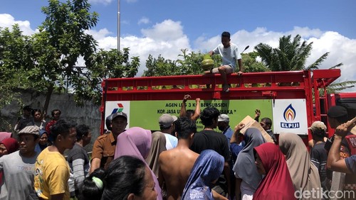 Puluhan warga dari Dusun Beremi, Desa Jagaraga, Kecamatan Kuripan, Lombok Barat menggeruduk SPPBE, Selasa (16/9/2025). (M. Zahiruddin/detikBali)
