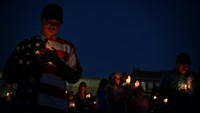 Doa bersama dipanjatkan untuk mendoakan sekaligus menyampaikan duka cita mendalam atas peristiwa tragis tersebut. REUTERS/Callaghan OHare