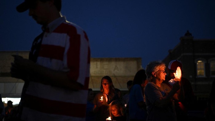 Suasana haru menyelimuti halaman Gedung Pengadilan Lampasas County, Texas, Senin (15/9/2025). Ratusan warga berkumpul dalam acara menyalakan lilin untuk mengenang aktivis dan komentator konservatif Amerika Serikat, Charlie Kirk, yang tewas tertembak dalam sebuah acara di Universitas Utah Valley pekan lalu. REUTERS/Callaghan O’Hare