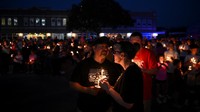 Acara doa dan penyalaan lilin berlangsung khidmat. REUTERS/Callaghan OHare