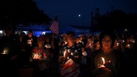 Ratusan warga berkumpul dalam acara menyalakan lilin untuk mengenang aktivis dan komentator konservatif Amerika Serikat, Charlie Kirk, di luar Gedung Pengadilan Lampasas County di Lampasas, Texas, Amerika Serikat, Senin (15/9/2025). REUTERS/Callaghan O’Hare