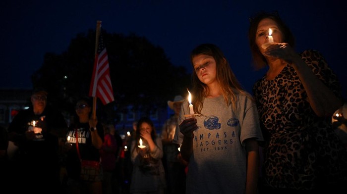 Suasana haru menyelimuti halaman Gedung Pengadilan Lampasas County, Texas, Senin (15/9/2025). Ratusan warga berkumpul dalam acara menyalakan lilin untuk mengenang aktivis dan komentator konservatif Amerika Serikat, Charlie Kirk, yang tewas tertembak dalam sebuah acara di Universitas Utah Valley pekan lalu. REUTERS/Callaghan O’Hare