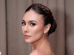 Foto: Wulan Guritno Bergaya Bak Dewi Dengan Gaun Nude, Pamer Tato di Punggung