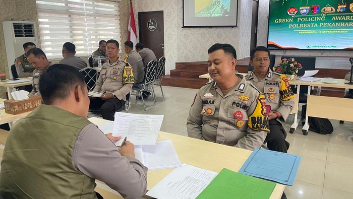 10 Bhabinkamtibmas Polresta Pekanbaru mulai diuji tim penilai Green Policing Awards 2025. Penilaian digelar di Mapolresta Pekanbaru, Rabu (17/9/2025).