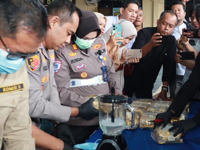 Polres Banjar memusnahkan 20 kg sabu hasil sitaan senilai Rp 35 miliar. Sabu tersebut dimusnahkan bersama Forkopimda Kabupaten Banjar.