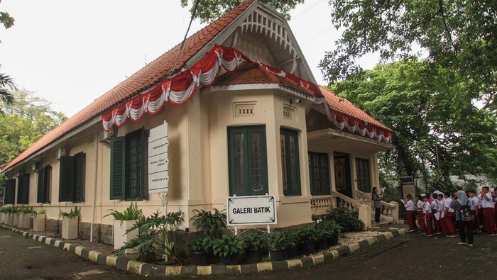 Sejumlah siswa mengamati kain-kain batik koleksi di Museum tekstil, Jakarta, Kamis (11/9/2025). Pemerintah Provinsi DKI Jakarta akan menutup sementara secara bergantian tiga museum di Jakarta, anara lain Museum Tekstil, Museum Seni Rupa dan Keramik dan Museum Wayang pada waktu yang berbeda-beda secara bergantian selama September 2025 untuk pelaksanaan fumigasi atau upaya membasmi hama, serangga, jamur, atau organisme berbahaya lainnya dari suatu area atau barang. ANTARA FOTO/Reno Esnir/app/bar