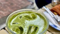 Untuk non-kopi, ada Iced Matcha yang tampil cantik menggunakan matcha ceremonial grade yang lembut, segar, tidak terlalu manis. Cocok ditemani pastry atau cheesecake. Foto: detikFood
