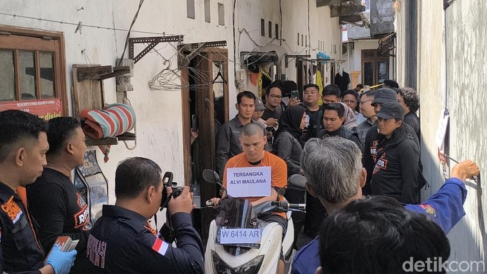 Adegan Alvi saat berangkat untuk membuang potongan tubuh korban