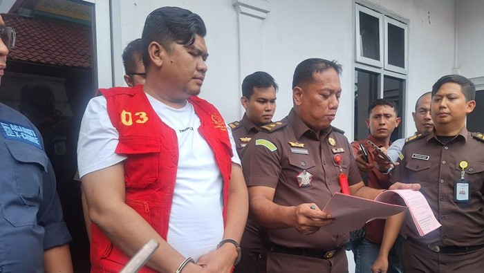 Aipda AHS (pakai baju tahabnan merah) saat akan ditahan. (Foto: dok. Kejari Asahan)